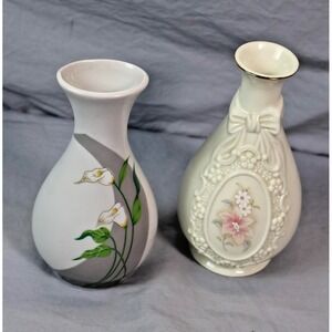 Royal Heritage Cameo Ribbon Vase Taiwan Gold Trim Bud Vase Lot of 2 Calla Lily